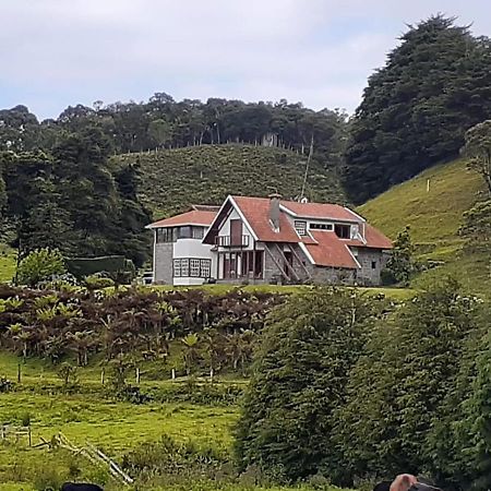 Chacara Com Wi-Fi, Churrasqueira E Lazer Em Cunha Kültér fotó
